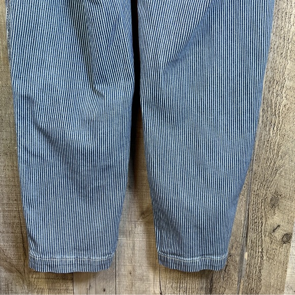 Universal Threads Size 4 Blue White Striped Straight Leg Cropped Paper B… - Picture 6 of 11